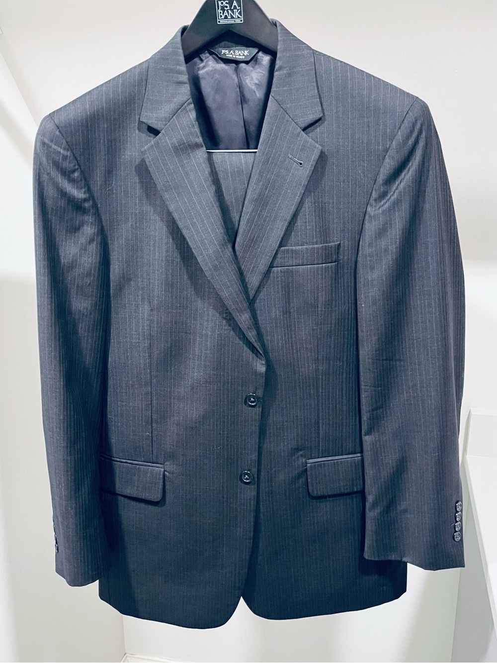 Jos. A. Bank Classic Gray Suit w/Pants EUC
